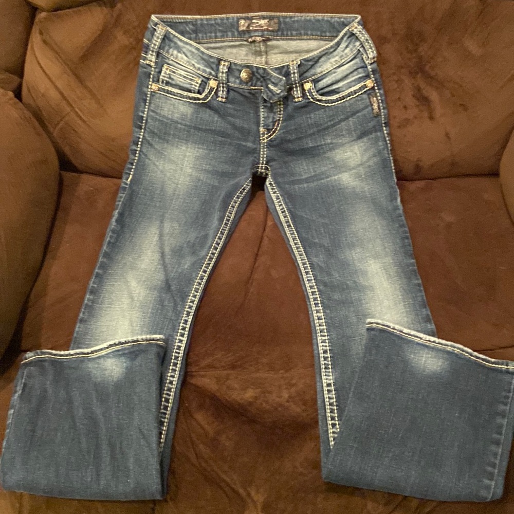 Silver women’s jeans in size 26 x 33 in flawless condition.